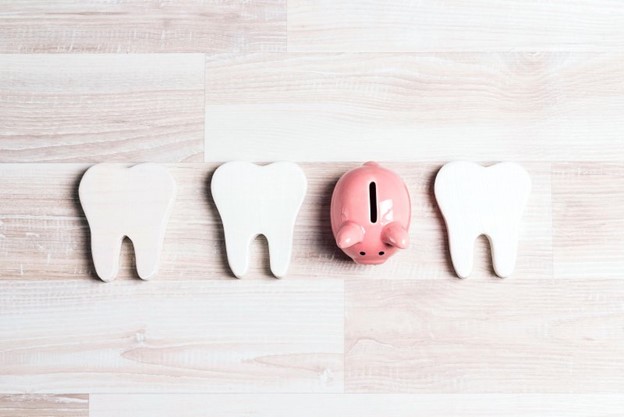 Teeth with piggy bank.